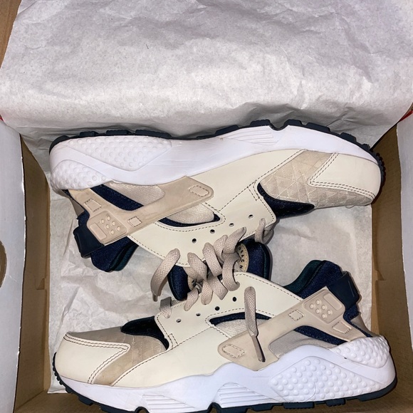 Nike Air Huarache Boys Running Shoe - Picture 2 of 6